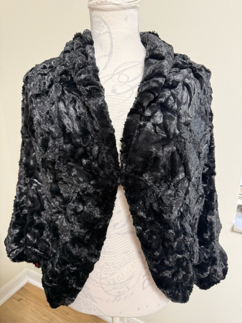 CHICO’S Velvet Cocoon Victoria
3/4 Sleeve Wrap Coat Black Faux Fur Size 1